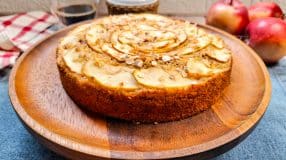 Bolo de maçã com aveia e canela