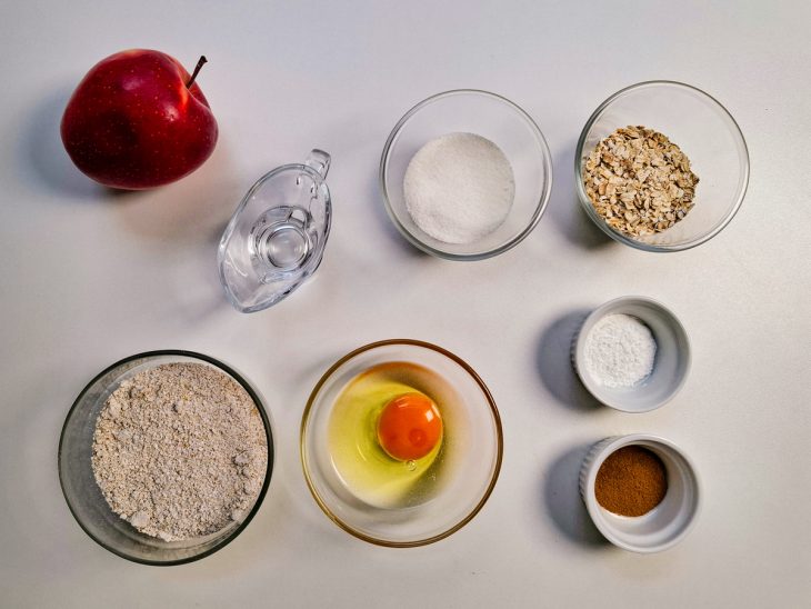 Ingredientes separados sobre a bancada.