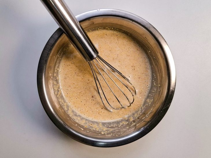 Massa na tigela com o fouet.