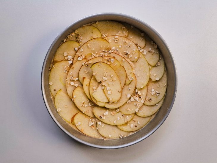 Massa na forma coberta com a maçã.