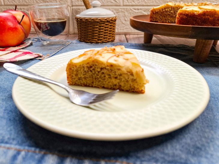 Bolo de maçã com aveia e canela servido.