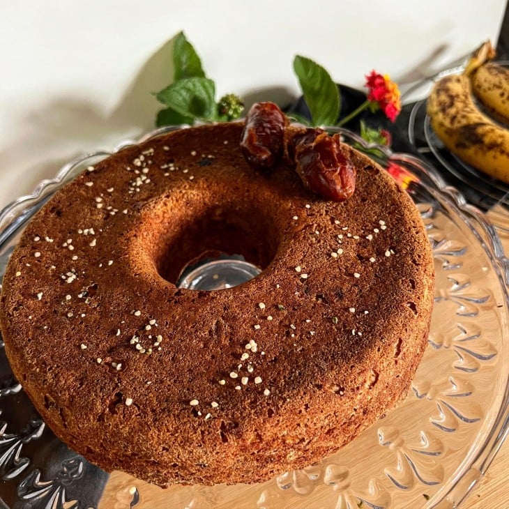 Bolo de maçã com banana e tâmaras