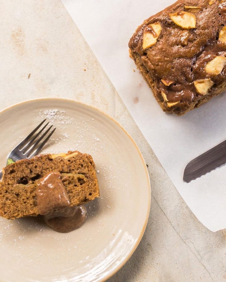 Bolo de maçã com brigadeiro de canela