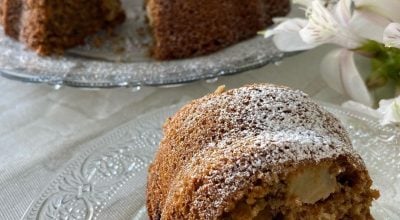 Bolo de maçã com café