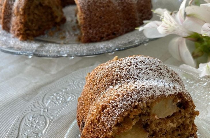 Bolo de maçã com café