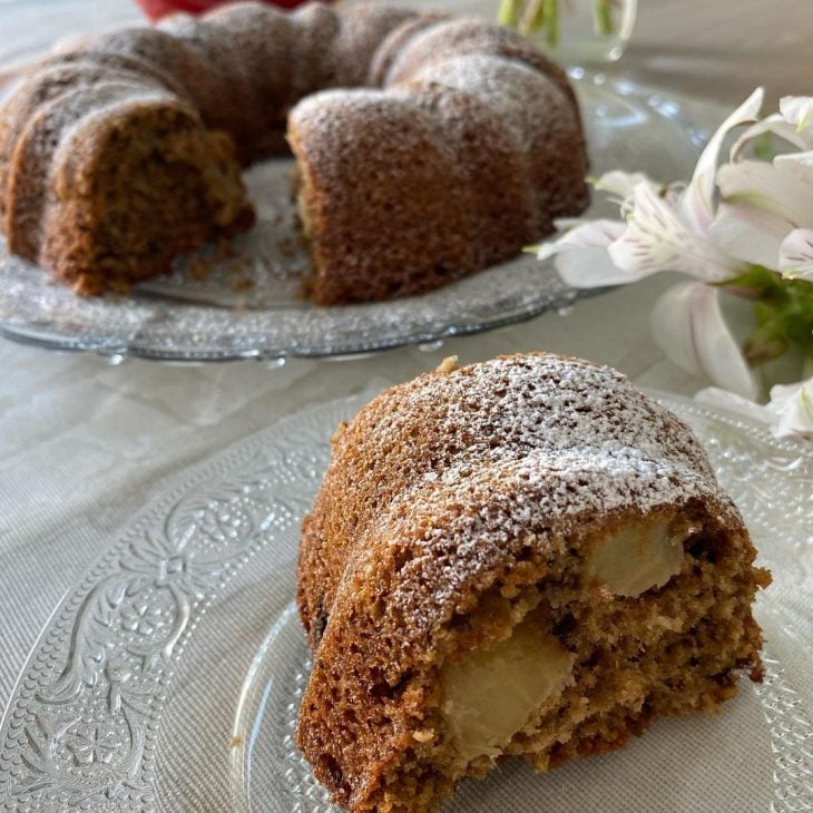 Bolo de maçã com café