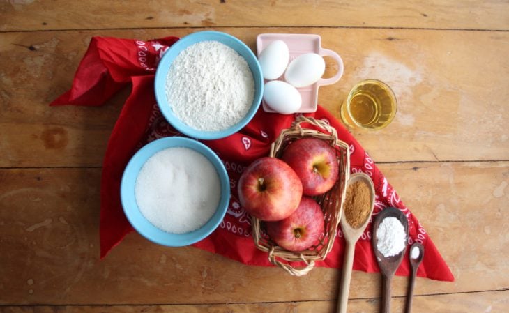 Ingredientes do bolo de maçã com canela reunidos na bancada.