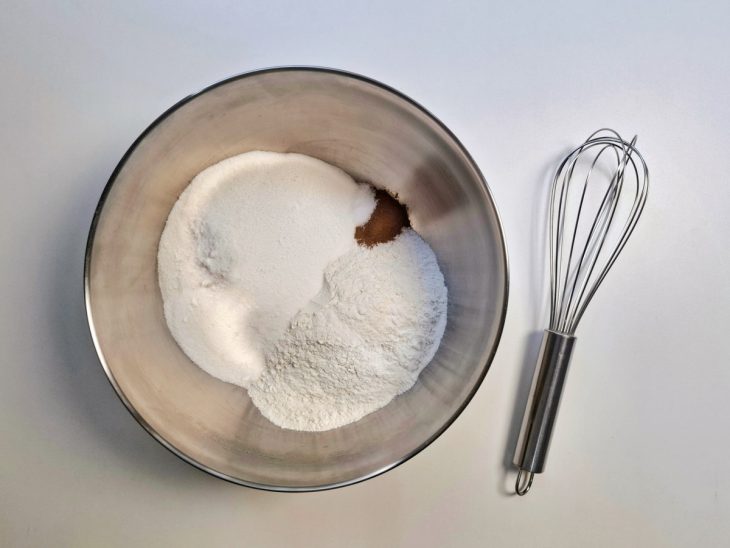 Uma tigela com os ingredientes secos misturados.