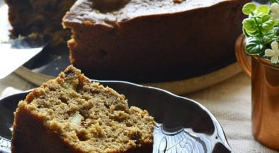 Bolo de maçã com canela e uvas-passas