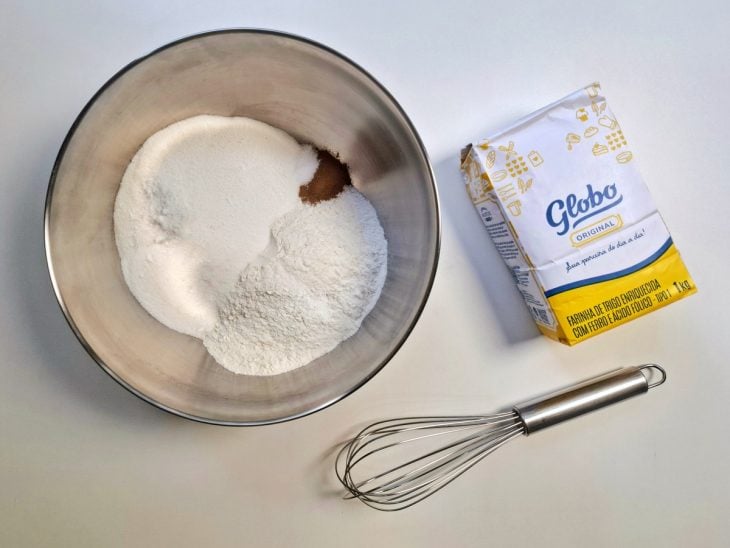 Uma tigela com os ingredientes secos misturados.