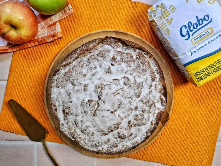 Um prato contendo o bolo de maçã com canela.