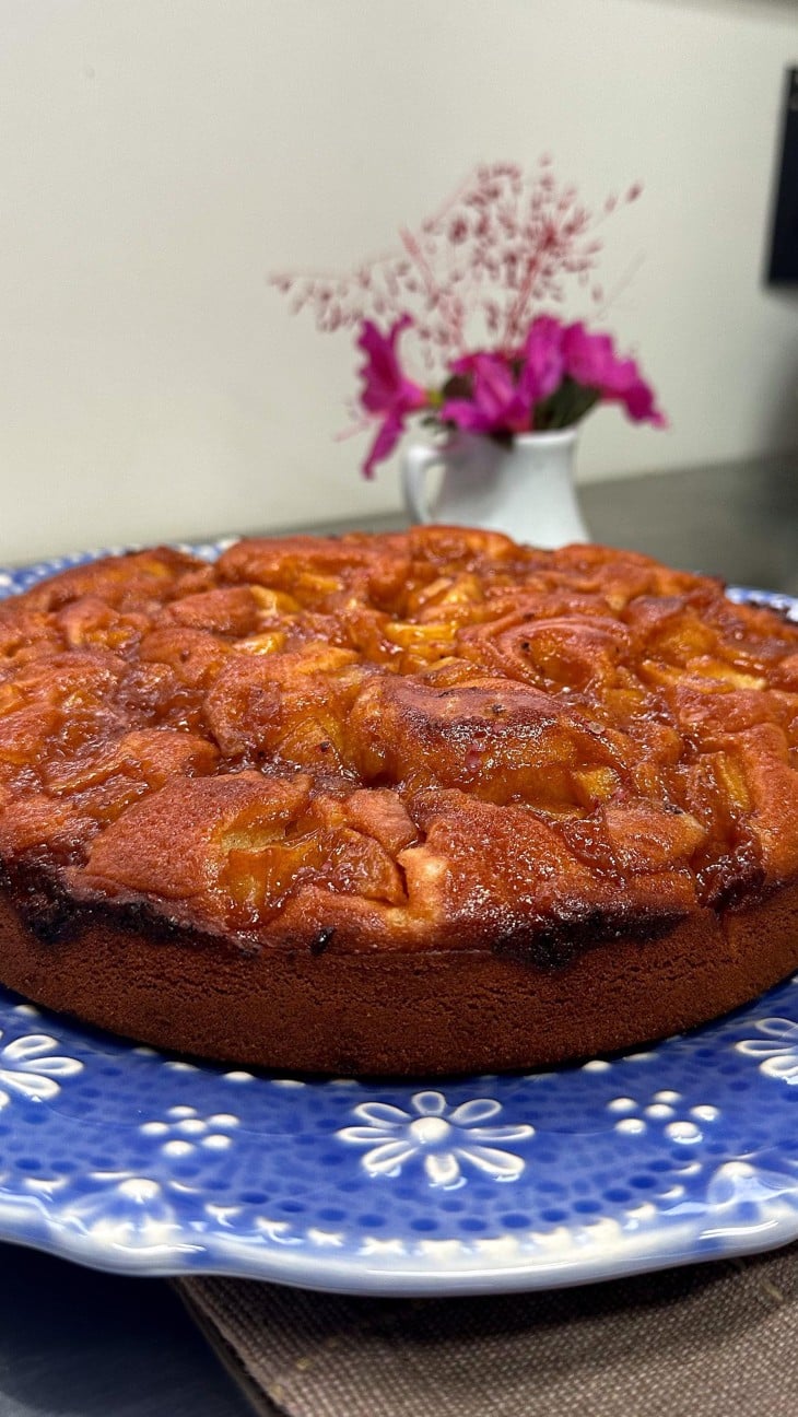 Bolo de maçã com caramelo salgado