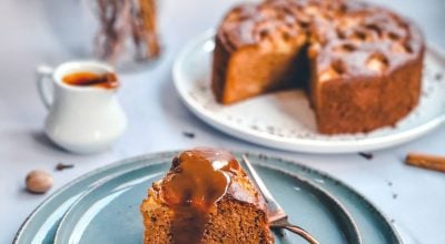 Bolo de maçã com caramelo salgado de missô