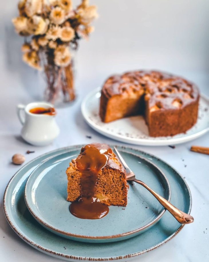 Bolo de maçã com caramelo salgado de missô