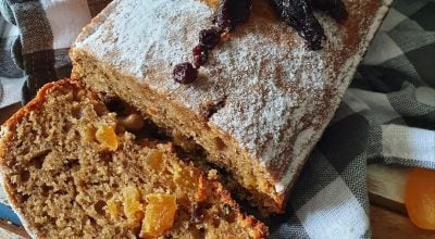 Bolo de maçã com frutas secas