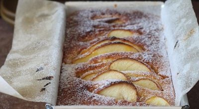 Bolo de maçã com geleia de damasco