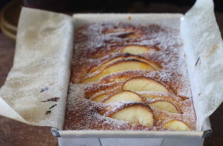 Bolo de maçã com geleia de damasco