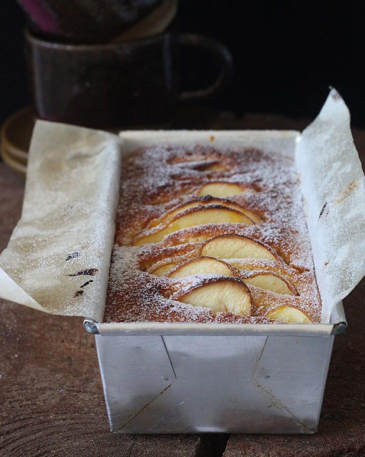 Bolo de maçã com geleia de damasco