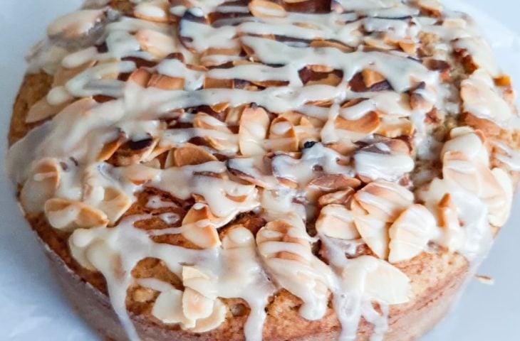 Bolo de maçã com manteiga queimada