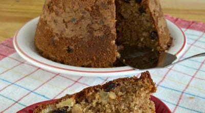 Bolo de maçã com uva-passa e castanha