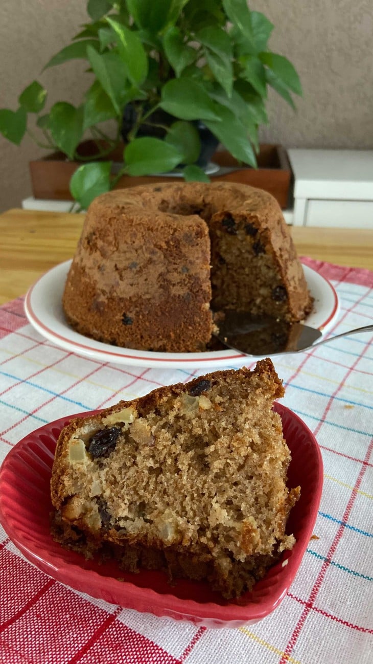 Bolo de maçã com uva-passa e castanha