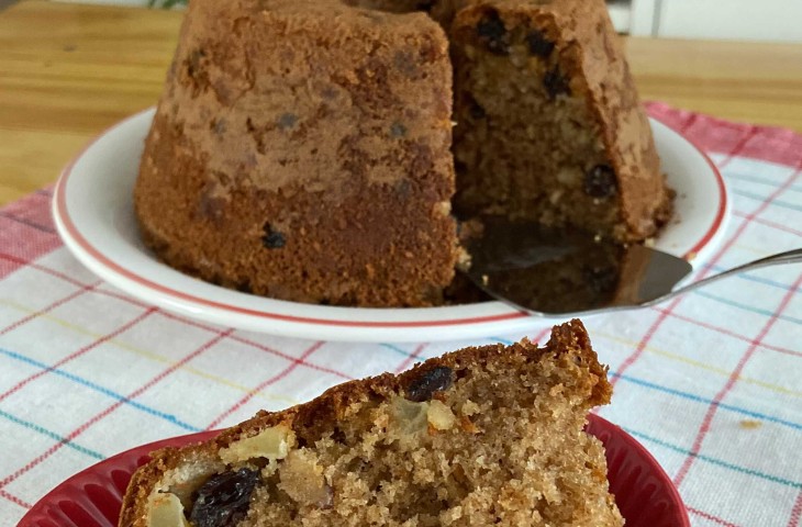 Bolo de maçã com uva-passa e castanha