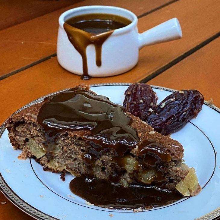 Bolo de maçã e tâmaras