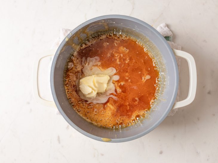 Calda de caramelo sendo preparada na panela.