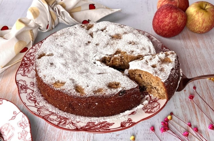 Bolo de maçã fit com uva passa