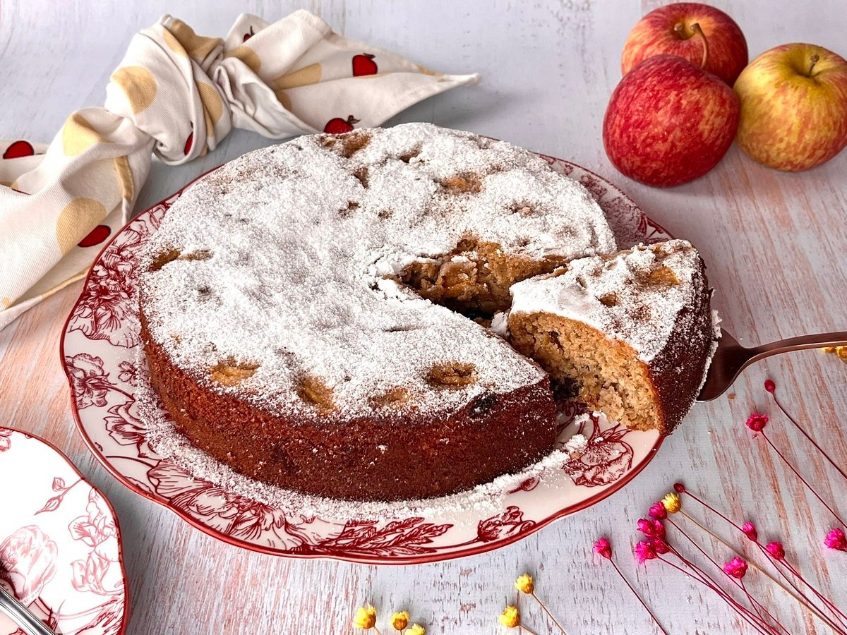 Bolo de maçã fit com uva passa