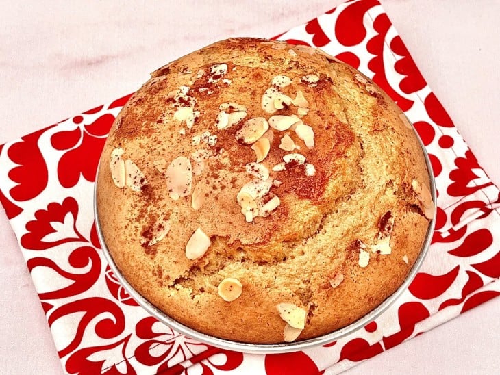 Uma assadeira contendo um bolo de maçã sem glúten e sem lactose.