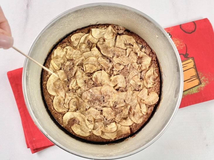 Uma forma com o bolo de maçã sem trigo após assar.