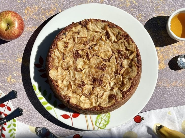 Um prato com bolo de maçã sem trigo.