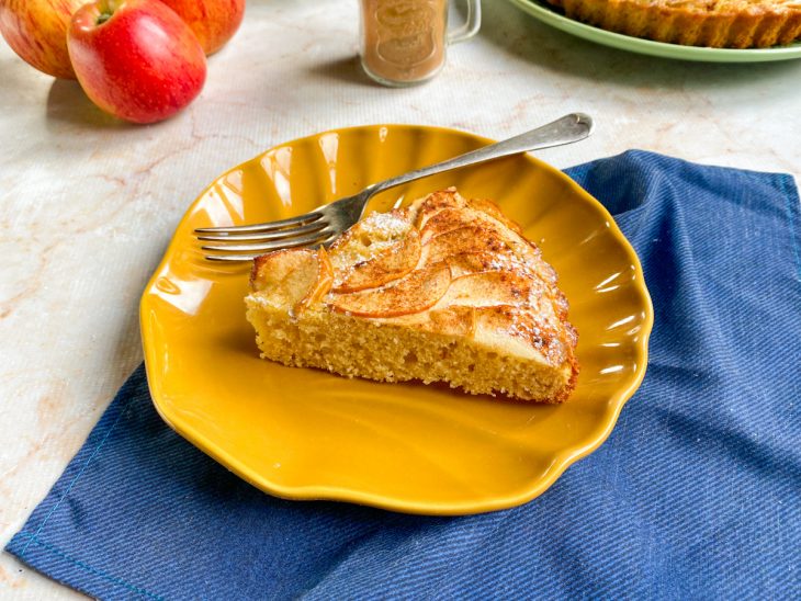 Fatia de bolo de maçã simples colocado em um prato individual.