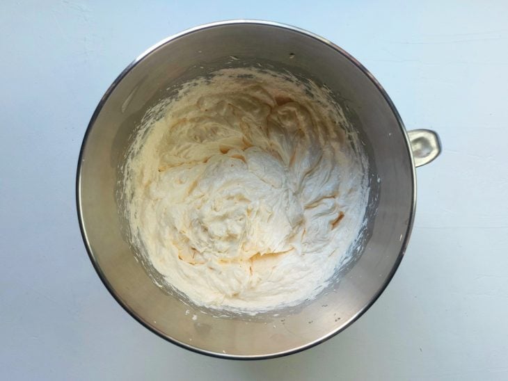 Um recipiente com a mistura de manteiga, açúcar e ovos.