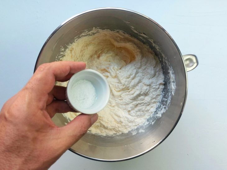 Um recipiente com a mistura de manteiga, açúcar, ovos, coco ralado e sal.