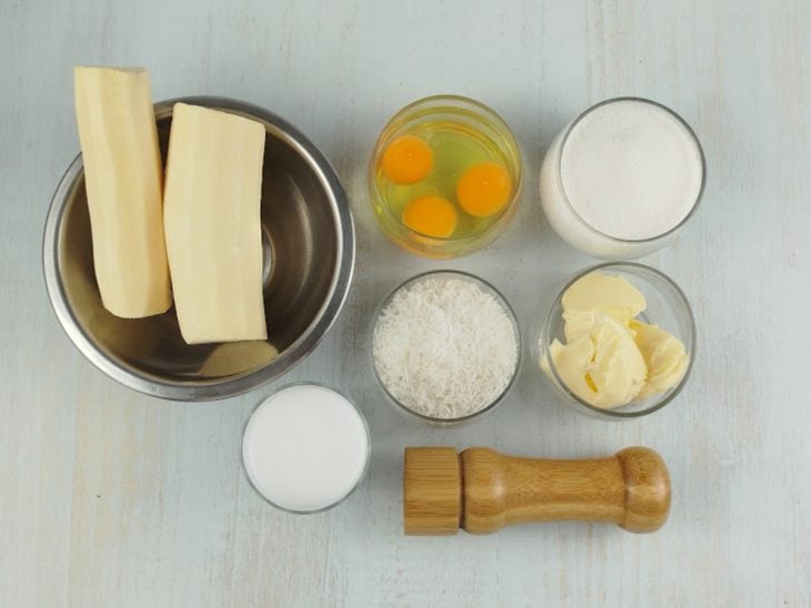 Ingredientes reunidos na bancada.
