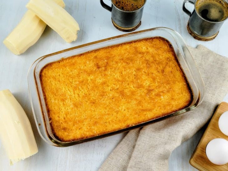 Bolo de macaxeira simples pronto, servido na assadeira.