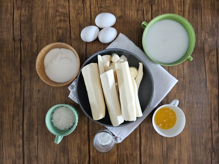 Ingredientes do bolo de mandioca com coco reunidos.