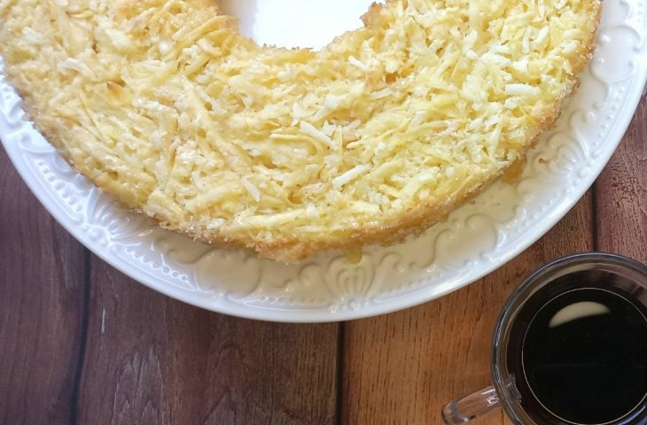 Bolo de mandioca com coco molhadinho