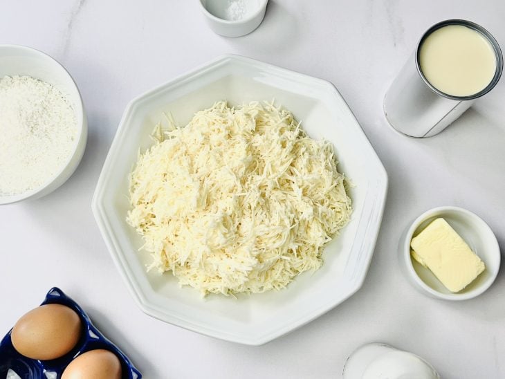 Ingredientes para a receita de bolo de mandioca com leite condensado.