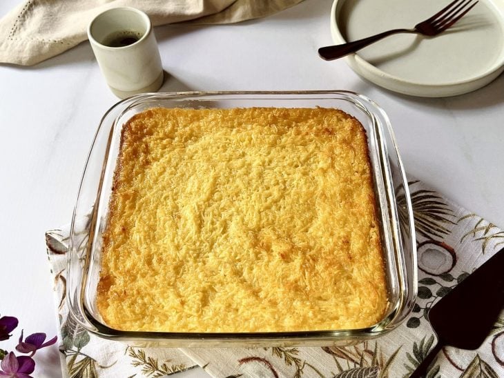 Bolo de mandioca com leite condensado pronto para servir.