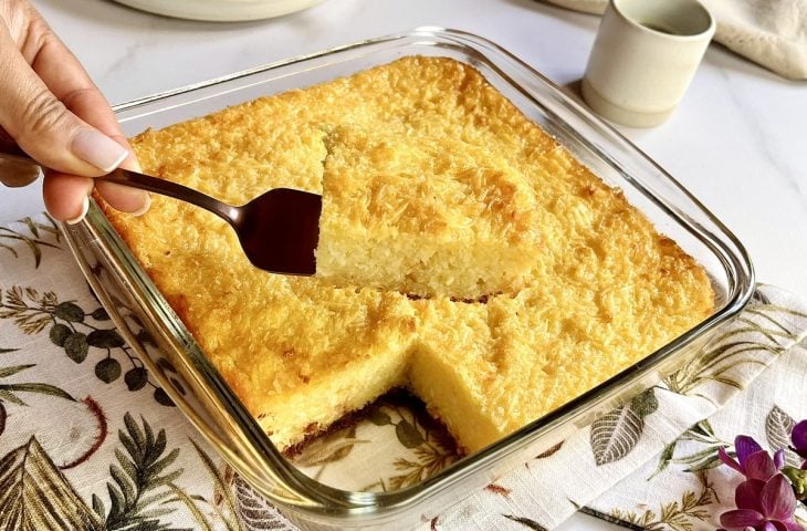 Bolo de mandioca com leite condensado