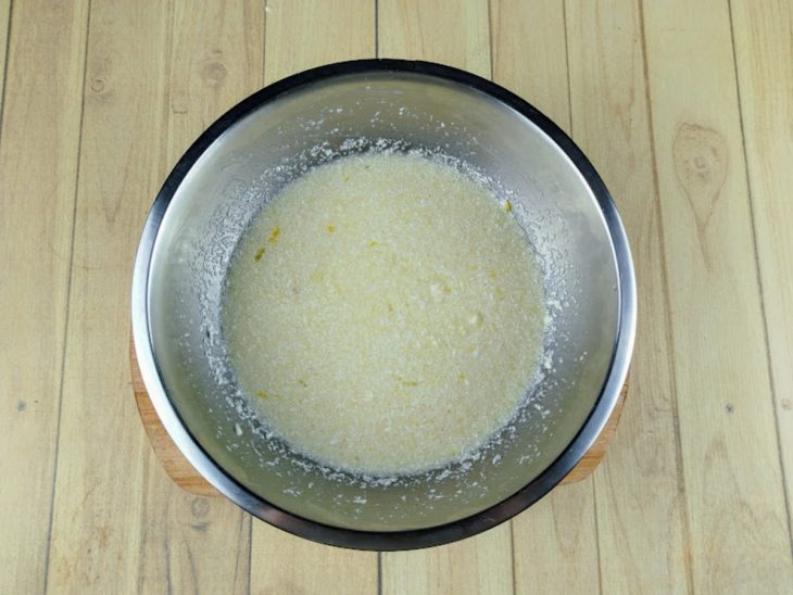 Ingredientes misturados numa tigela.