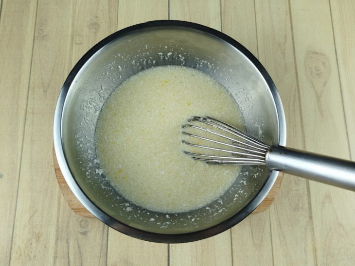 Ingredientes incorporados com auxílio de um fouet.