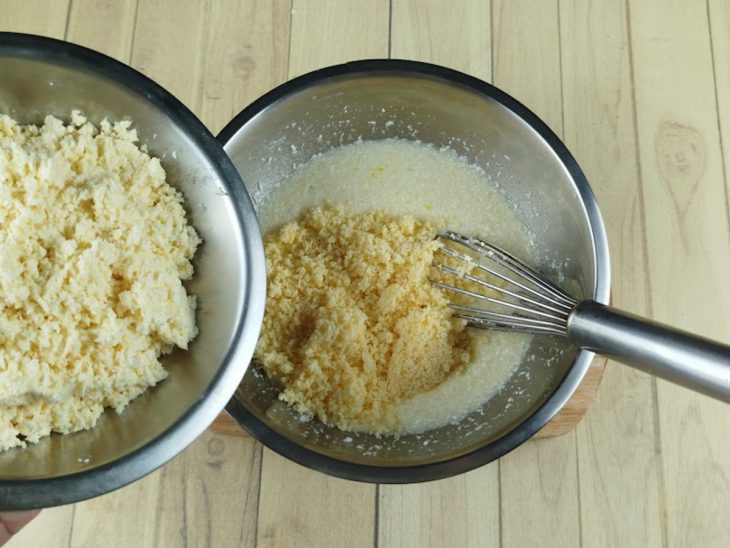 Mandioca e queijo ralado adicionados na tigela.