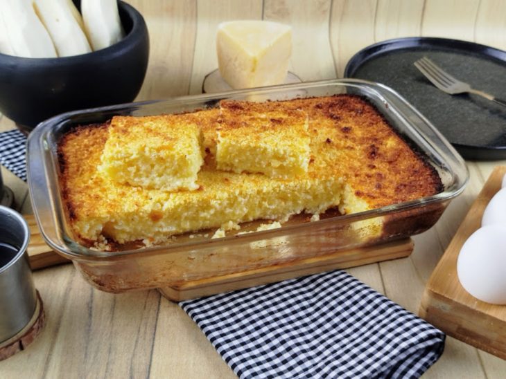 Bolo de mandioca pronto para consumo.