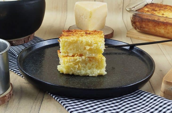 Bolo de mandioca com queijo