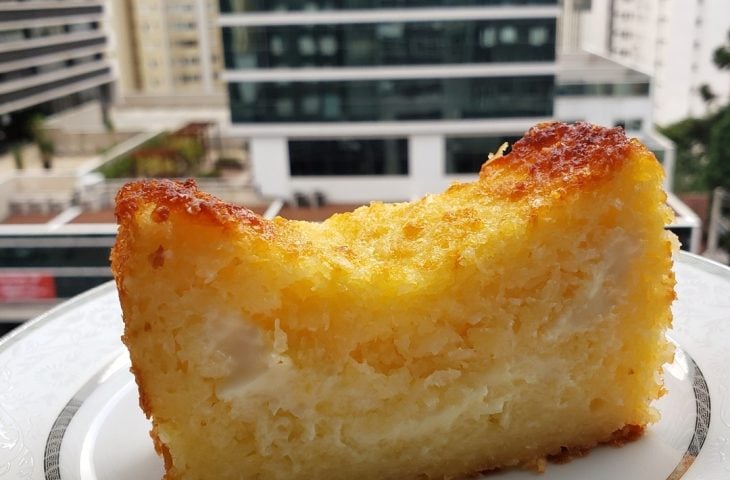 Bolo de mandioca com requeijão