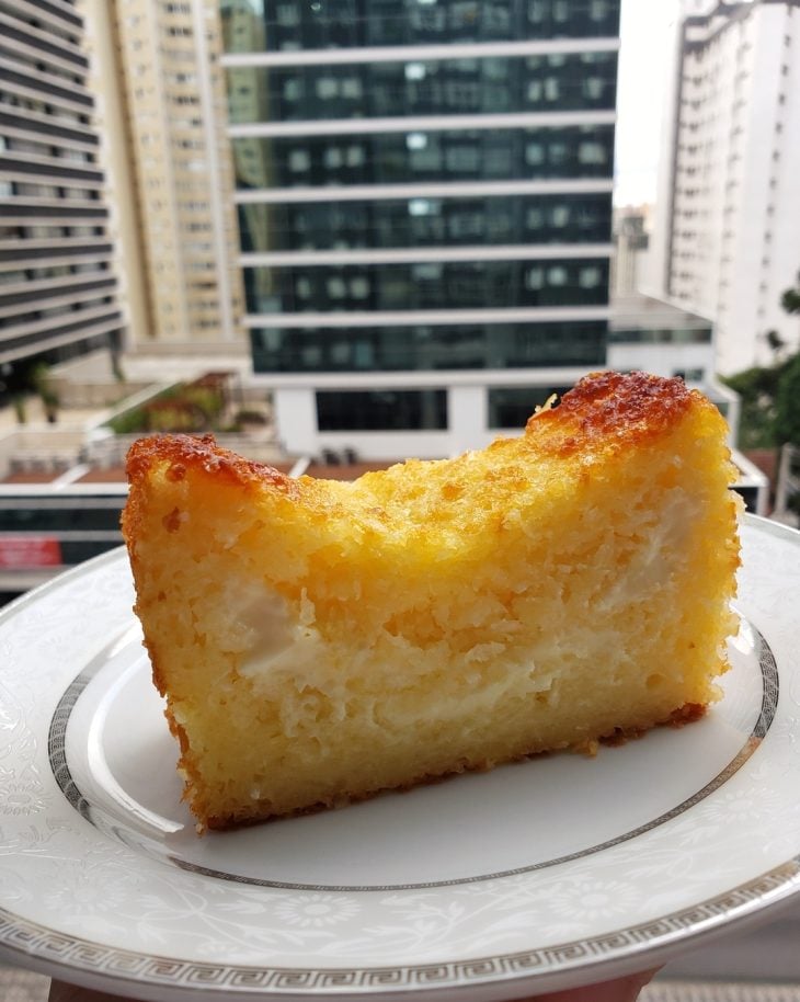 Bolo de mandioca com requeijão